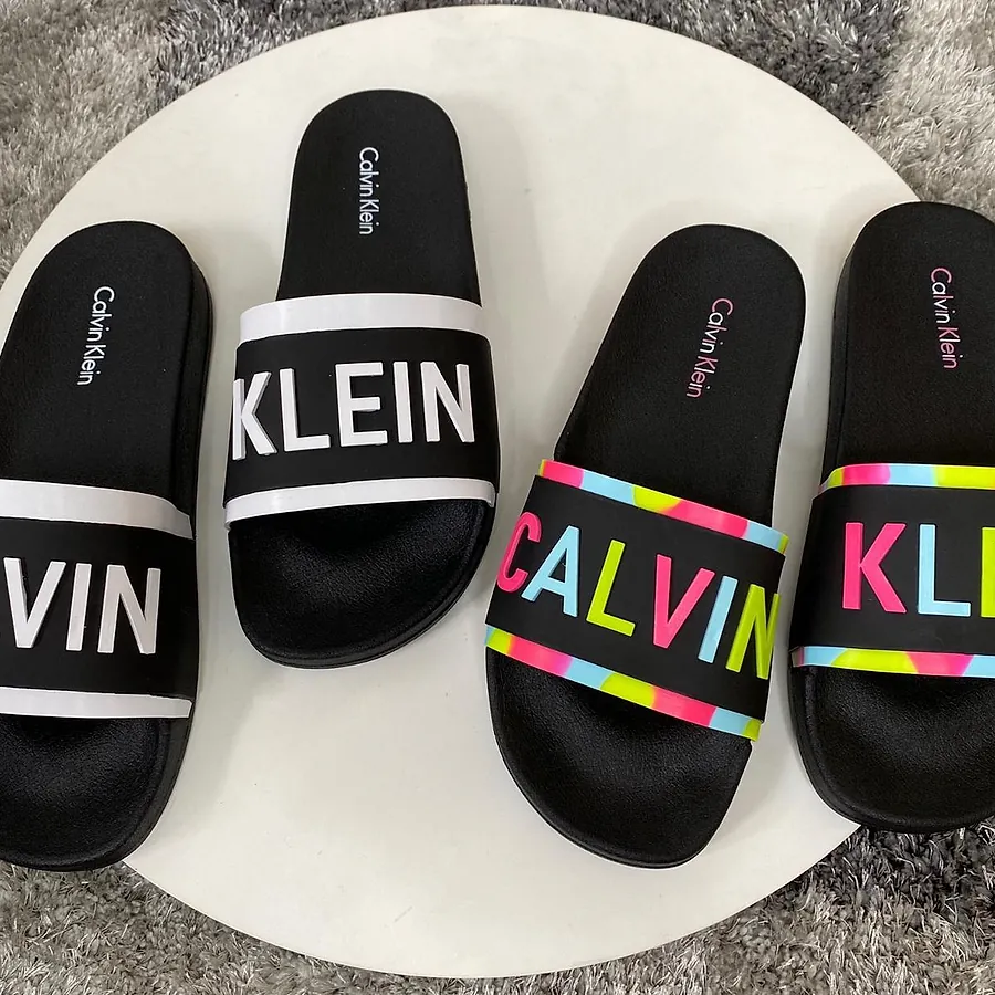 Cuatro pares de chanclas Calvin Klein en distintos colores